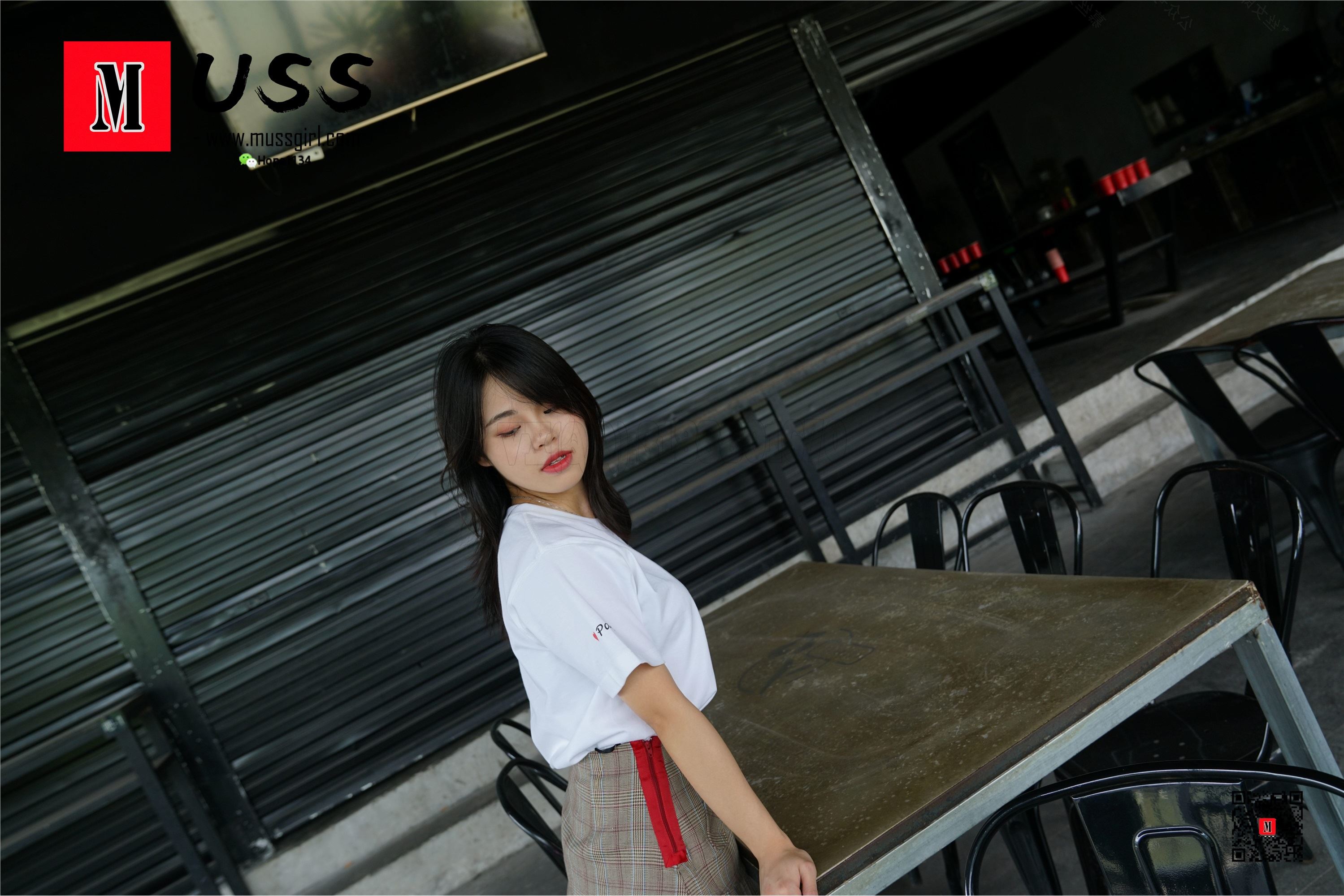 MussGirl慕丝女郎  NO.008 拍过模特的美足，那化妆师璐璐的呢？